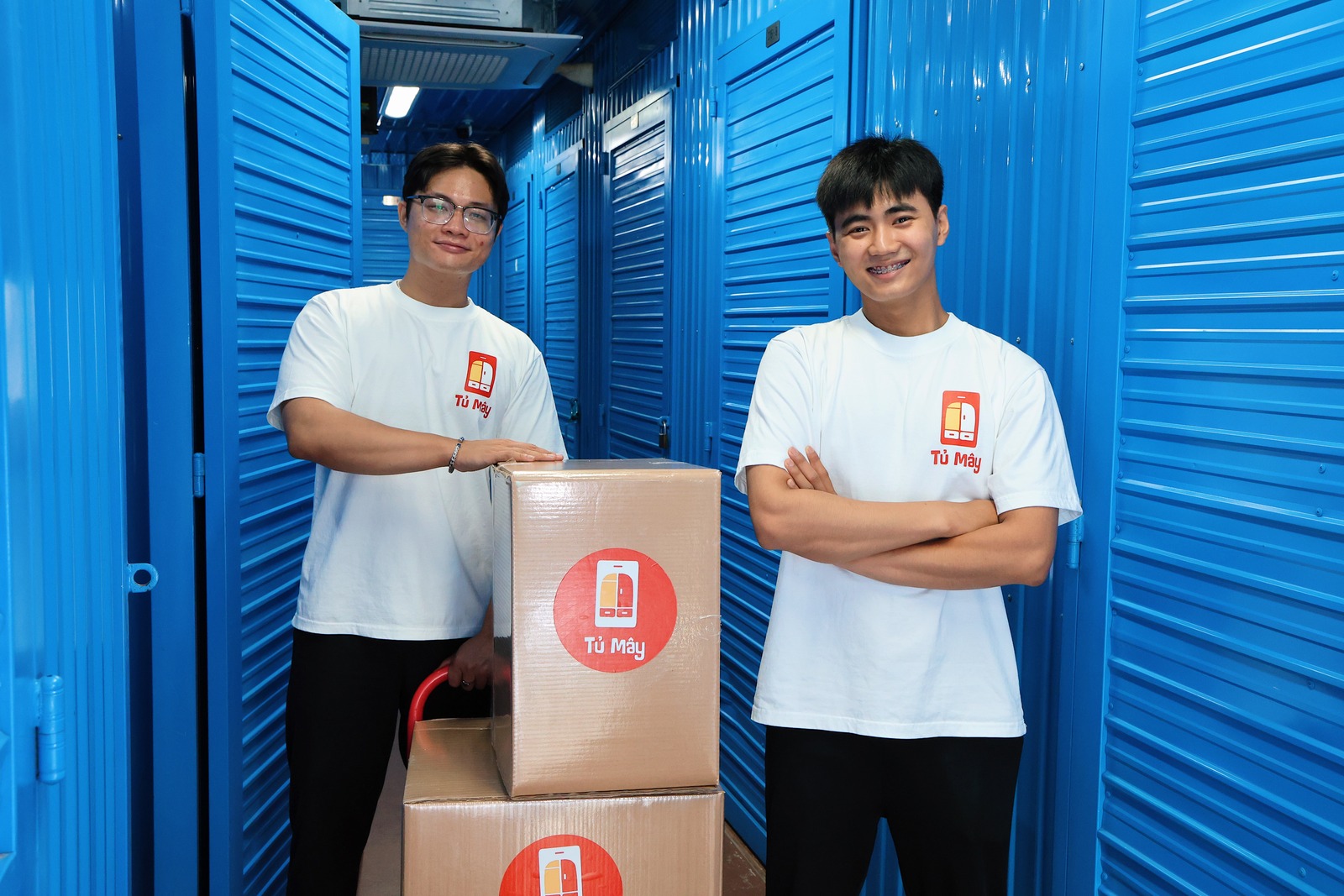 Two Tủ Mây crew members in the facility corridor