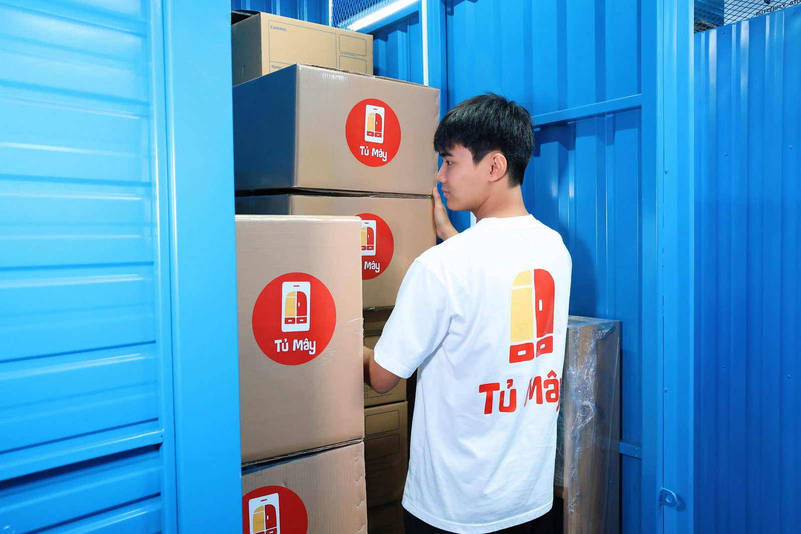 A crew member stacking Tủ Mây boxes inside a unit