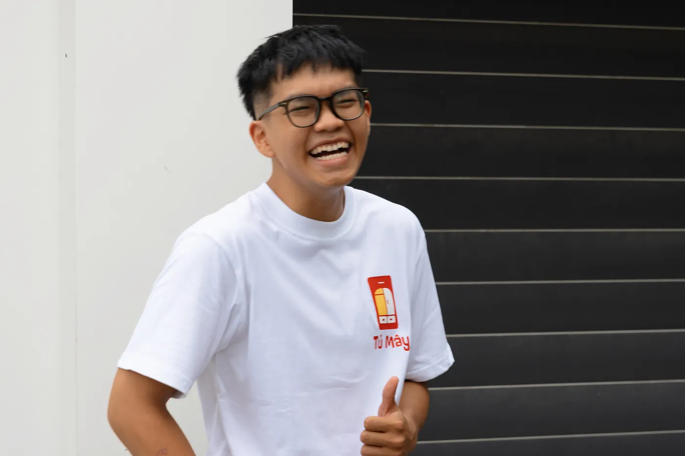A Tủ Mây crew member on collection day