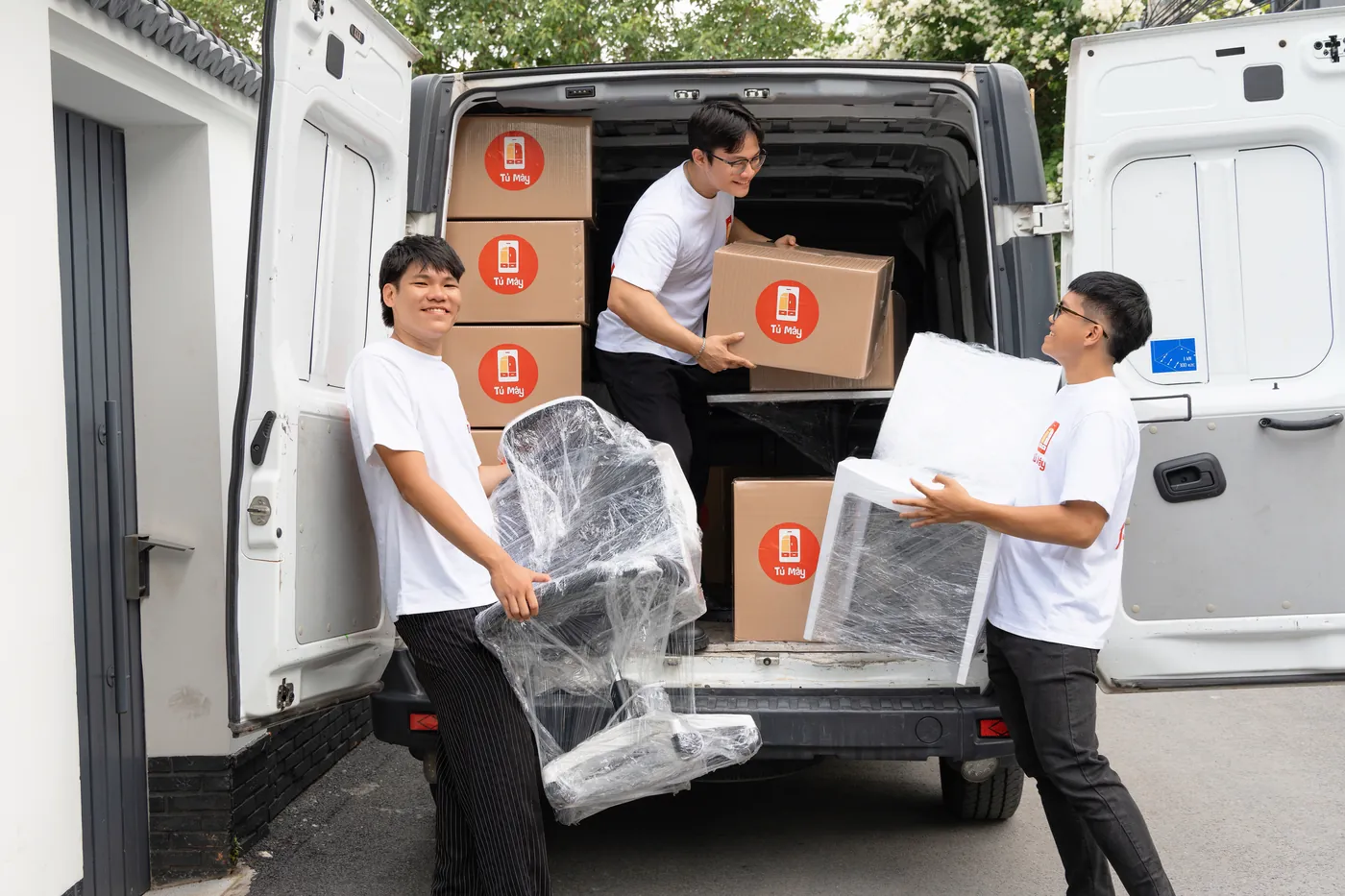 Nhân viên xếp đồ nội thất đã bọc và các thùng lên xe