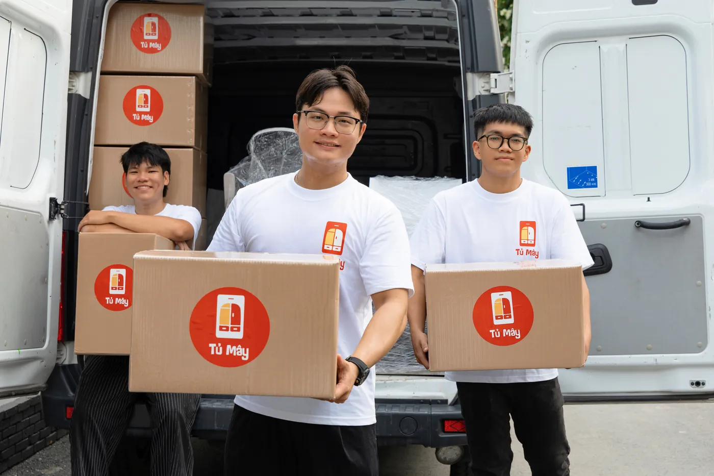 Tủ Mây crew with boxes in front of the open van