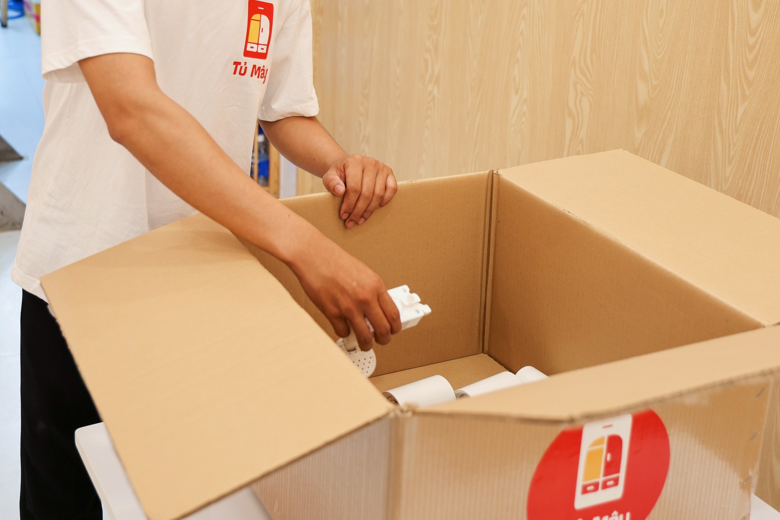 Cận cảnh một món đồ đã bọc được đặt vào thùng Tủ Mây