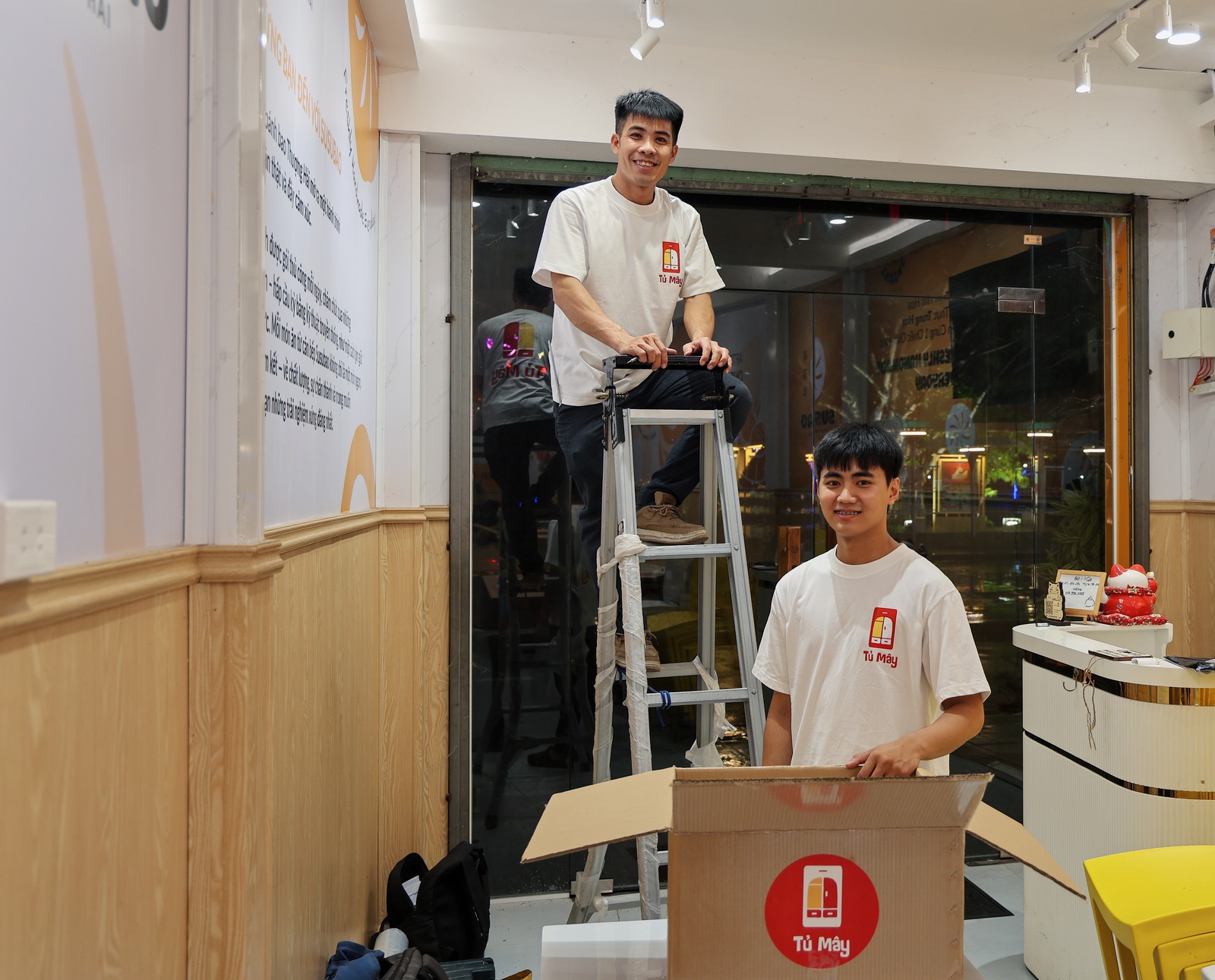 Toàn cảnh khu bàn ăn trong lúc đội bắt đầu đóng gói